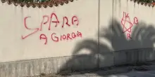 "Spara a Giorgia", Donzelli pubblica la foto di una scritta apparsa su un muro a firma Br