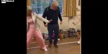 Boris Johnson con le alucce da fatina si cimenta in un balletto per il compleanno della figlia