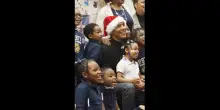 Obama "Babbo Natale" legge le fiabe ai bambini della scuola elementare