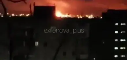 Fuoco notturno divampa e il cielo diventa rosso: droni colpiscono raffineria di Yaroslavl in Russia