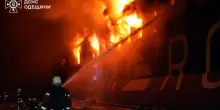 Il video di una nave civile in fiamme dopo un attacco russo su Odessa