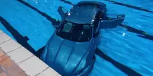 Francia, finisce con l&rsquo;auto nella piscina comunale, salve donna e bambina
