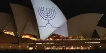 Una menorah illumina le vele dell&rsquo;Opera House di Sydney per le vittime della strage di Bondi