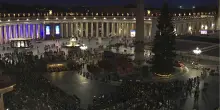 L'inaugurazione del presepe e l'accensione dell'albero a Piazza S. Pietro