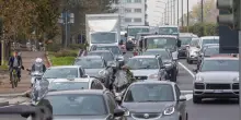La Commissione Ue ha deciso: auto a motore termico anche dopo il 2035