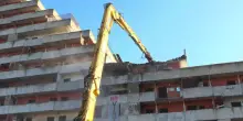 Scampia, al via la demolizione della Vela Rossa: i lavori davanti agli occhi delle istituzioni