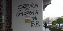 Una nuova scritta "Spara a Giorgia" con la stella delle Br compare a Busto Arsizio