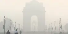 La nebbia che soffoca Nuova Delhi: dietro lo smog, i dati minimizzano la crisi dell&rsquo;aria in India
