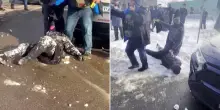 Usa, agente dell&rsquo;ICE trascina una donna e la blocca a terra nella neve tra le proteste