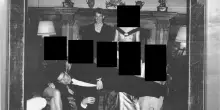 Epstein, foto ritrae ex principe Andrea sdraiato su donne. Sky News: &ldquo;Scattata a Sandringham House&rdquo;