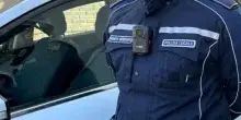 Roma, lascia due bimbi piccoli da soli in auto vicino via del Corso