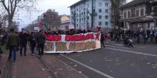 Il corteo preme verso l'ex Askatasuna, la polizia lo ferma con idranti e lacrimogeni - Video