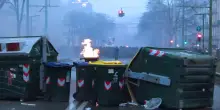 Guerriglia a Torino, cassonetti dati alle fiamme