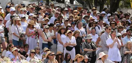 L'Australia rende omaggio alle vittime dell'attentato a Bondi Beach, osservato un minuto di silenzio