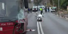 Ostia, lo scontro tra autobus e la Fiat 500: pezzi di copertone e lamiere divelte