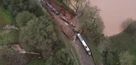 Regno Unito, voragine prosciuga un canale: barche inghiottite