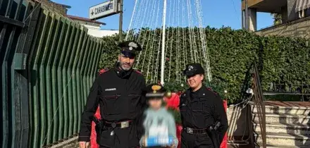 Undicenne vende libri e disegni per strada: "Voglio fare una regalo alla mia sorellina"