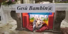 Ges&ugrave; &egrave; una bambina nel presepe di don Vitaliano Della Sala, prete no Global: "Per non discriminare"