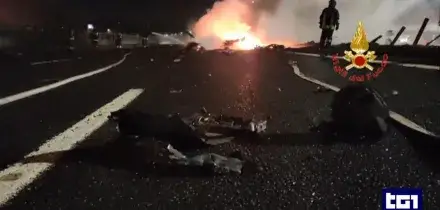 Cisterna con Gpl esplode dopo un incidente sull'A1, paura ma nessun ferito