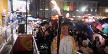 La fiamma olimpica illumina Napoli, Cannavaro accende il braciere