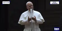 Papa a sorpresa saluta fedeli prima della messa: Ges&ugrave; porta la pace