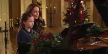 Un dolce duetto reale: Catherine e Charlotte suonano un pezzo assieme al pianoforte per Natale