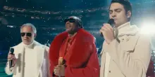Andrea e Matteo Bocelli con Snoop Dogg cantano a sorpresa allo show di Natale