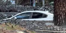 Maltempo in California, auto travolte dai detriti a Wrightwood