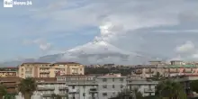 Etna, neve e lava: intensa attivit&agrave; stromboliana dal cratere di Nord-Est