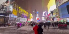 New York, Times Square sotto una tempesta di neve