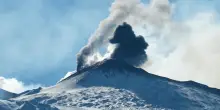 Etna, continua l'attivit&agrave; stromboliana con la vetta innevata
