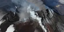 Etna, eruzione tra fontane di lava e nube di cenere che ricade sulla neve