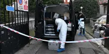 Donna trovata morta in un cortile, a Milano. Procura indaga per omicidio