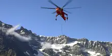 Monte Rosa, tre scialpinisti cadono in un crepaccio: in due estratti vivi