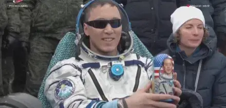 L'astronauta della NASA riceve in dono una matrioska russa dopo il suo ritorno sulla Terra
