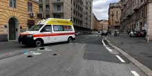 Ambulanza travolge un 12enne che stava andando a scuola a Genova: il ragazzo è grave