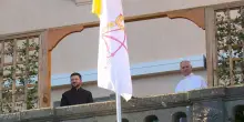 Zelensky e Papa Leone XIV si affacciano al balcone di Villa Barberini dopo il colloquio