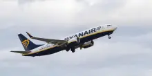 Grecia, paura sul volo Ryanair: esplode il finestrino, passeggero rischia di essere risucchiato