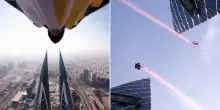 Sfrecciano in tuta alare tra le torri gemelle del World Trade Center: il volo da brividi in Bahrein