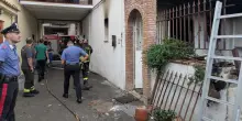 Esplosione in casa per una fuga di gas, finestre divelte e pareti annerite dal fumo