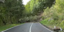 Frana blocca la strada provinciale verso Favale di Malvaro in Liguria: video del maltempo