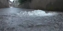 L'acqua sgorga dai tombini a causa delle forti precipitazioni: strade allagate nel varesotto