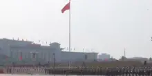 Parata militare in Cina, a piazza Tienanmen sventola una bandiera gigante