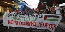 Pisa, centinaia di manifestanti pro Palestina bloccano i binari per un’ora