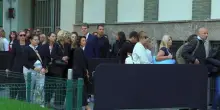 La folla in fila a Milano per salutare Giorgio Armani, morto a 91 anni: video