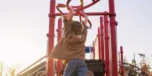 Tenta di strangolare un bimbo al parco giochi, arrestato nigeriano di 29 anni