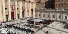 Piazza San Pietro gremita per la canonizzazione di Carlo Acutis e Pier Giorgio Frassati