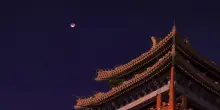 Pechino, il timelapse della "Luna di sangue" sullo sfondo della Città Proibita