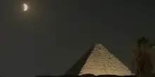 Egitto, lo spettacolo dell'eclissi dietro le piramidi di Giza e sulla Cittadella