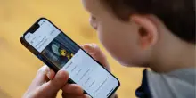 Censis: il 46,4% dei genitori autorizza l'uso dello smartphone ai figli prima dei 10 anni